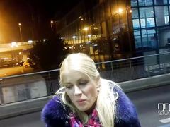 Чешская блондинка отсосала в туалете член своего парня