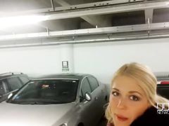 Чешская блондинка отсосала в туалете член своего парня