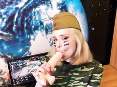 Русская танкистка в солдатской форме дрочит резиновым членом