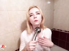 Заплаканная русская телка глубоко отсосала в душе у бойфренда