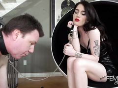 Обнаженный послушный раб лижет и целует ноги своей госпожи