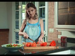 Стройная грудастая красотка мастурбирует на кухне свою мокрую щелку