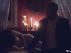 Чернокожий парень и белая девушка занялись романтичным сексом