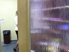 Скрытный сотрудник офиса трахнул в подсобке сексуальную секретаршу