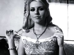 Черно-белое винтажное видео с мастурбацией красивой блондинки
