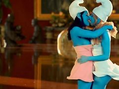Синие девочки занялись лесбийским сексом в пародии "Смурфики" ХХХ