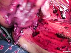 Неординарная брюнетка с сексуальным телом обмазалась йогуртом