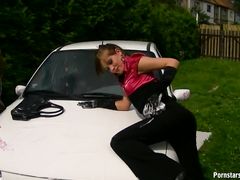 Извращенные девушки сексуально моют машину на заднем дворе