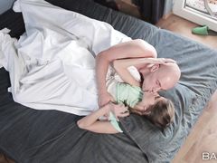 Худосочная девочка со своим парнем пригласила подругу для секса втроем