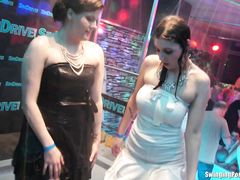Худая русская девка отрывается на лесбийской вечеринке