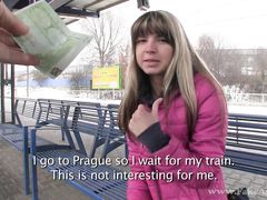 Худая русская туристка получила деньги за секс в поезде с пикапером
