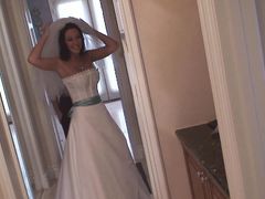 Невеста с большими сиськами примеряет красивое свадебное платье