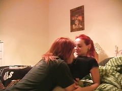 Неформальная молодая пара занялась домашним сексом в спальне