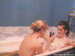 Заведенные русские подростки занимаются домашним сексом в ванной