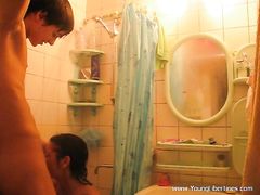 Русские подростки снимают на видео домашний секс в ванной