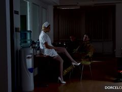 Пожарники и порочная медсестра втроем жахаются в больничной палате