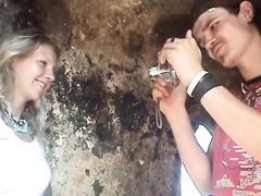 Молодая чешская пара собирается заняться домашним сексом