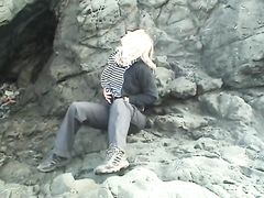 Громкая чешская девушка мастурбирует на пляже перед камерой