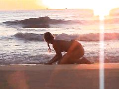 Полуобнаженная чешская нудистка загорает на красивом пляже