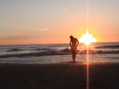 Полуобнаженная чешская нудистка загорает на красивом пляже