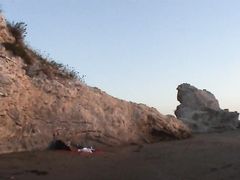 Полуобнаженная чешская нудистка загорает на красивом пляже