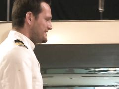 Богатая сучка занимается анальным сексом на корабле с капитаном