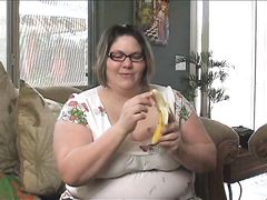 Очень толстая женщина в очках решила показать минет на банане