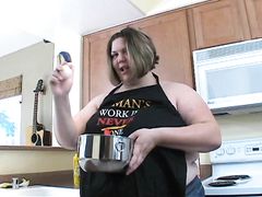 Очень толстая женщина на кухне решила немного поговорить о сексе