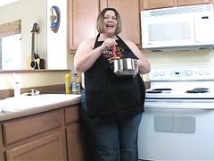 Очень толстая женщина на кухне решила немного поговорить о сексе