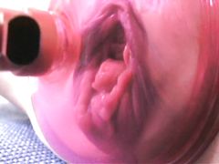 Используя вакуумную помпу замужняя баба увеличивает себе половые губы