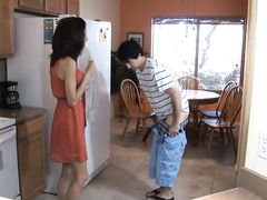 Супруга отсосала на кухне у мужа играя с ним в ролевые игры