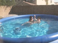 Худощавая жена дрочит член мужа под водой в бассейне