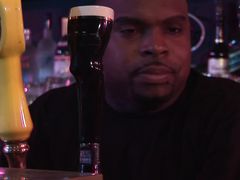 Пьяная негритянка сосет большой член чернокожего бармена