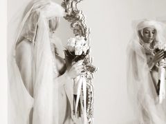 Сексуальная невеста мастурбирует перед свадебной церемонией