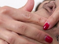 Палец в попу во время мастурбации крупным планом от русской телки