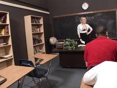 Шикарная училка трахается с молодым студентом в классе