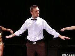 Черная и белая спортсменки занялись анальным сексом на ринге с судьей