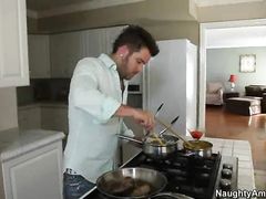 Стильный парень и подруга его сестры занялись сексом на диване