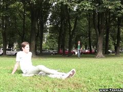 Тощая худышка жахается в анальную дырочку на первом свидании