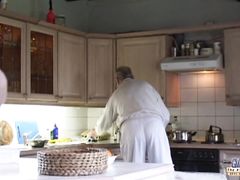 Квартирантка на кухне с особым старанием вылизывает залупу старому хозяину