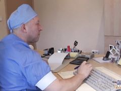 Зрелый озабоченный гинеколог трахнул пациентку в рабочую попочку