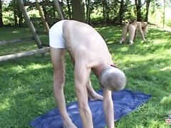 Старый инструктор по йоге трахает на улице стройную блондинку