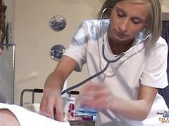 Развратная молодая медсестра трахает пациента пожилого возраста