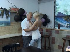 Старик и молоденькая блондинка занялись сексом на столе