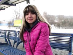 Худенькая русская девушка получила деньги за секс в поезде