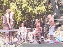 Групповой секс на теннисном корте во время свингерской тусовки