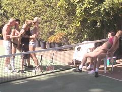 Групповой секс на теннисном корте во время свингерской тусовки