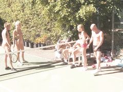 Свингеры занялись групповухой на улице после игры в теннис