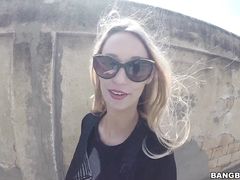 Блонда с красивыми силиконовыми сиськами трахается за деньги на улице