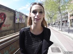 Блонда с красивыми силиконовыми сиськами трахается за деньги на улице
